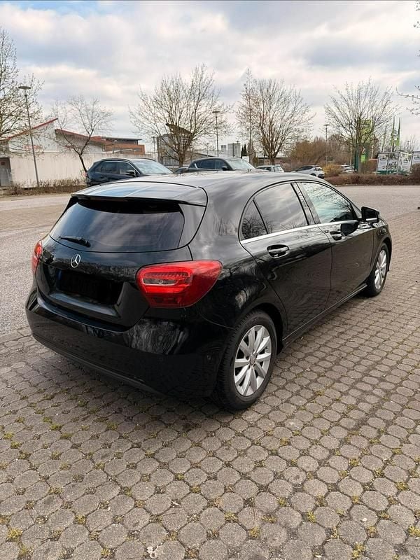 Gebraucht Mercedes A180 122 PS (89 kW) 2016 Schwarz Kleinwagen