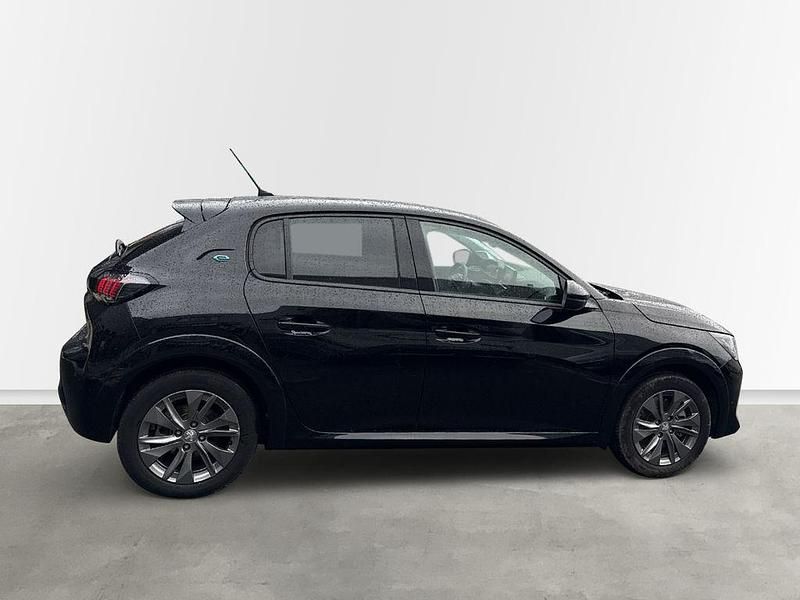 Gebraucht Peugeot e-208 Allure 100 kW (136 PS) 2023 Lackierung schwarz perla nera/ Kleinwagen