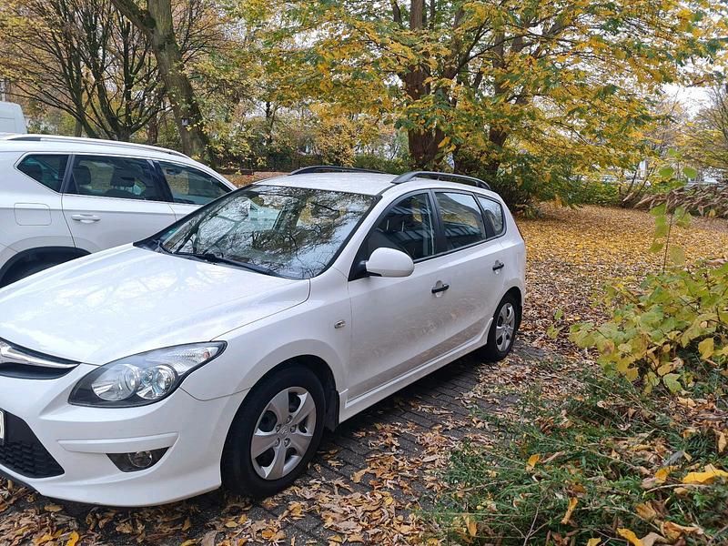 Weiß Gebraucht 2013 Hyundai i30 Kombi | 6.500 € (Fairer Preis) - Bild 1/4