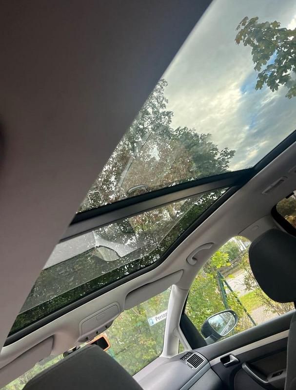 Schwarz Gebraucht 2011 VW Touran Van / Kleinbus | 8.000 € (Fairer Preis) - Bild 1/4