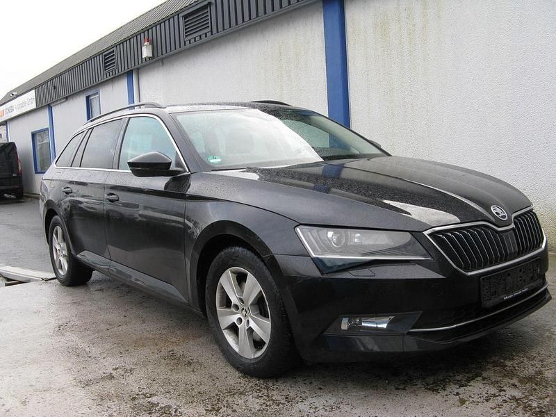 Schwarz Gebraucht 2015 Skoda Superb Kombi | 17.990 € (Fairer Preis) - Bild 1/4