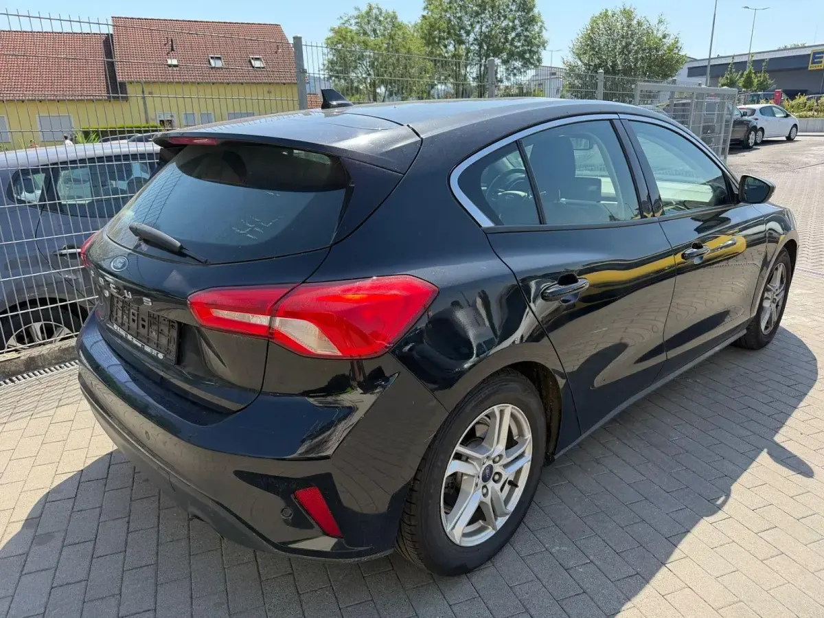 Gebraucht Ford Focus Cool & Connect 125 PS (91 kW) 2018 Schwarz Limousine
