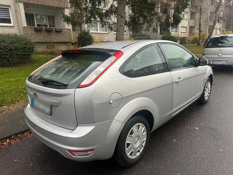 Gebraucht Ford Focus Ambiente 101 PS (74 kW) 2008 Silber Kleinwagen