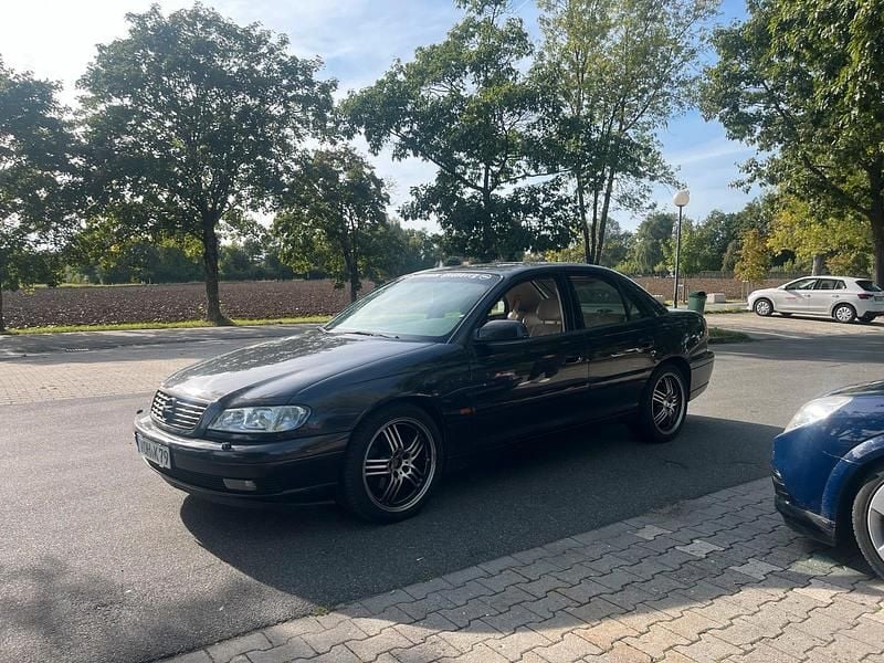 Schwarz Gebraucht 2000 Opel Omega Limousine | 1.290 € (Superpreis) - Bild 1/4