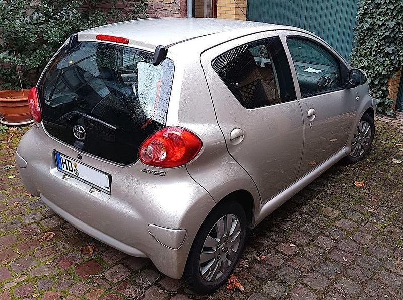 Beige Gebraucht 2007 Toyota Aygo Kleinwagen | 3.199 € (Fairer Preis) - Bild 1/4