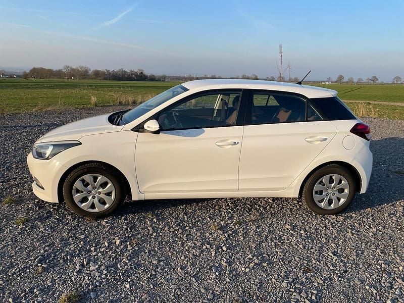 Gebraucht Hyundai i20 Trend 90 PS (66 kW) 2015 Weiß Kleinwagen