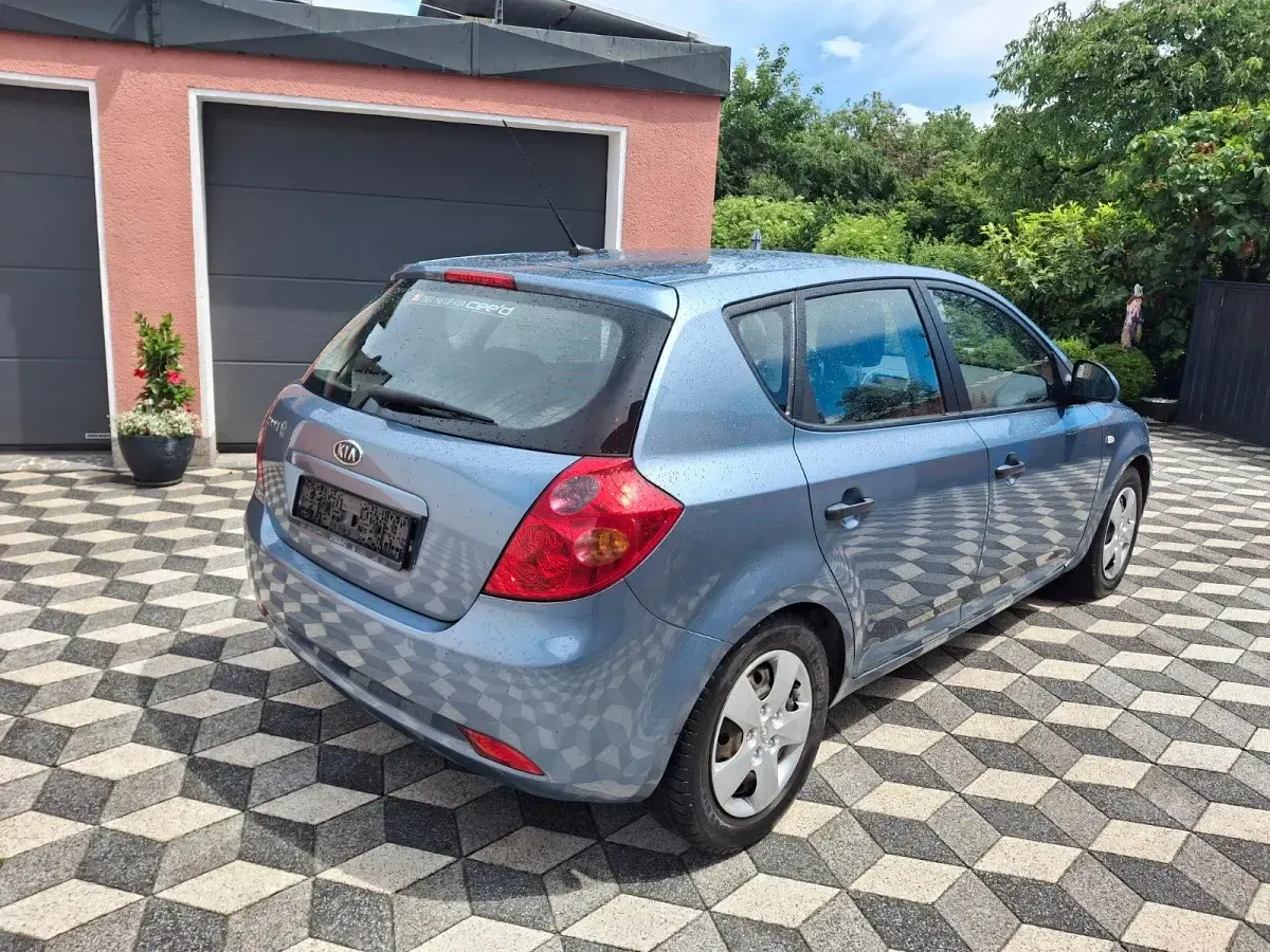 Gebraucht Kia Ceed 109 PS (80 kW) 2008 Grau Kleinwagen