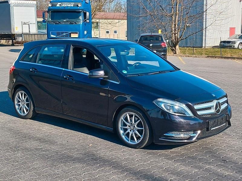 Nordlichtviolett metalliclac Gebraucht 2014 Mercedes B200 Van / Kleinbus | 10.990 € (Guter Preis) - Bild 1/2