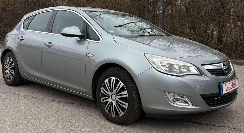 Gebraucht Opel Astra Innovation 125 PS (91 kW) 2011 Silbersee/perl silber (m2) Limousine