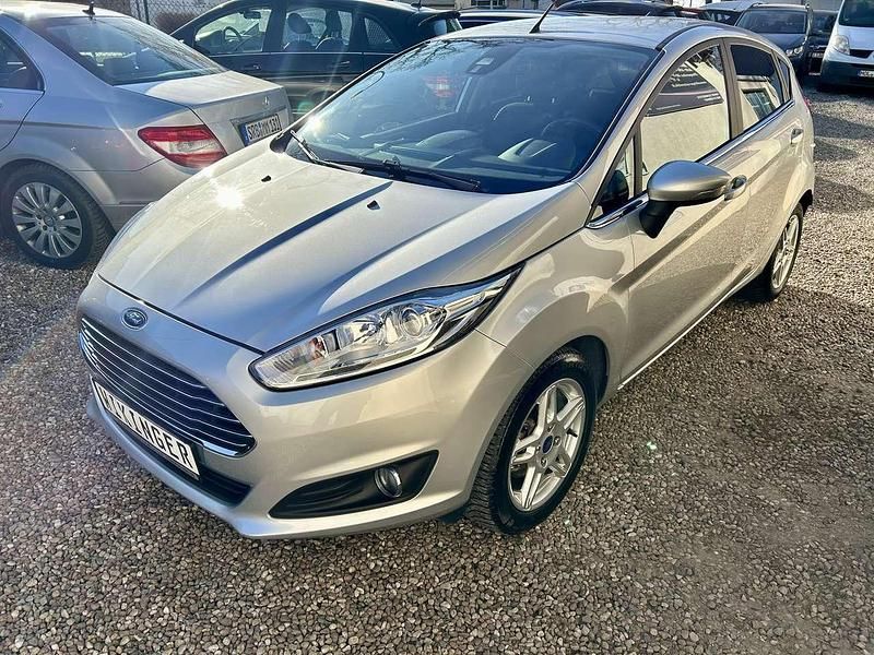 Gebraucht Ford Fiesta Titanium 101 PS (74 kW) 2014 Polarsilber metallic (metallic) Kleinwagen