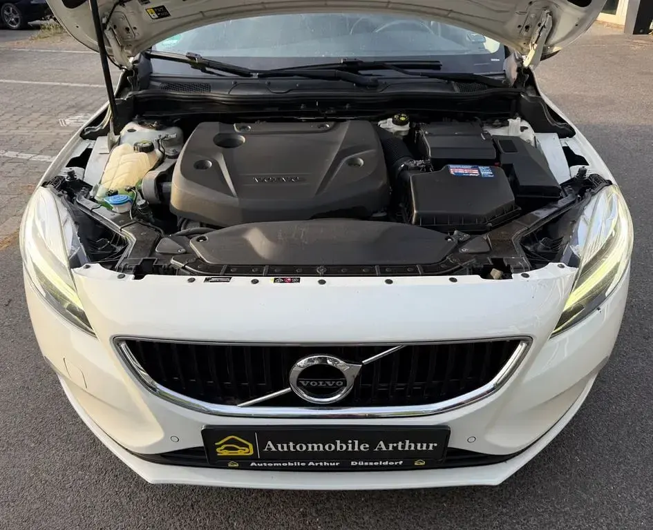 Gebraucht Volvo V40 120 PS (88 kW) 2016 Weiß Limousine