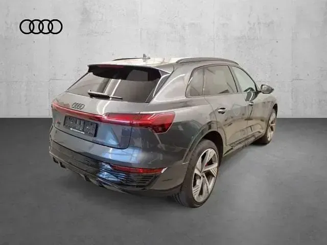 Gebraucht Audi Q8 e-tron S-Line 300 kW (408 PS) 2023 Daytonagrau perleffekt SUV