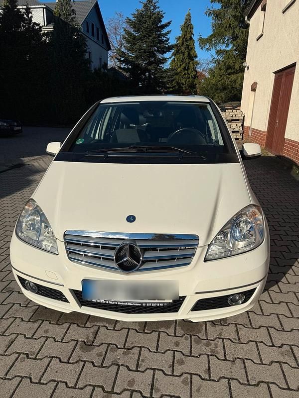 Weiß Gebraucht 2009 Mercedes A160 Limousine | 3.950 € (Fairer Preis) - Bild 1/4