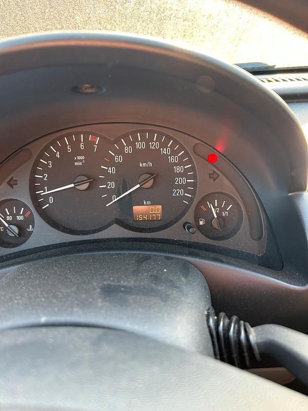 Używany Opel Corsa 58 KM (42 kW) 2002 Czarny Hatchback