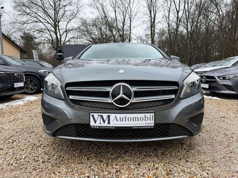 Gebraucht Mercedes A180 122 PS (89 kW) 2015 Grau Limousine