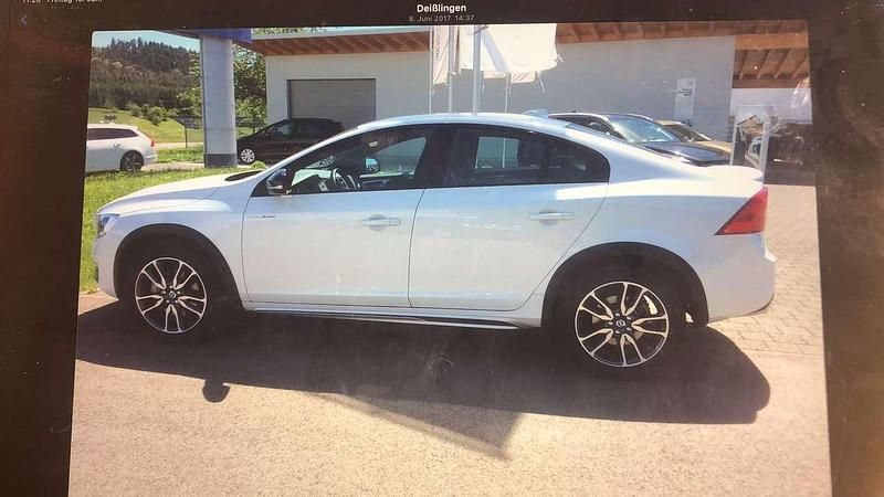 Weiß Gebraucht 2015 Volvo S60 CC Summum Limousine | 15.600 € - Bild 1/4