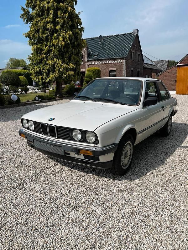 Weiß Gebraucht 1985 BMW 316 Limousine | 5.600 € - Bild 1/4