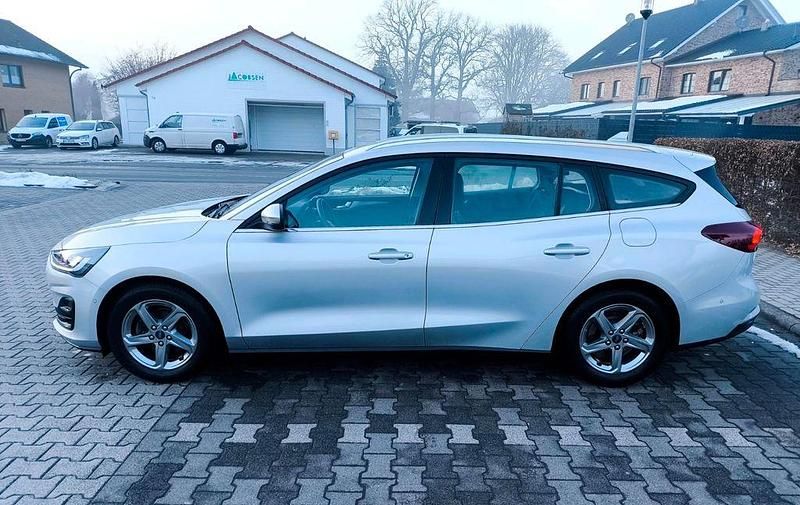 Gebraucht Ford Focus Titanium 120 PS (88 kW) 2022 Silber Limousine