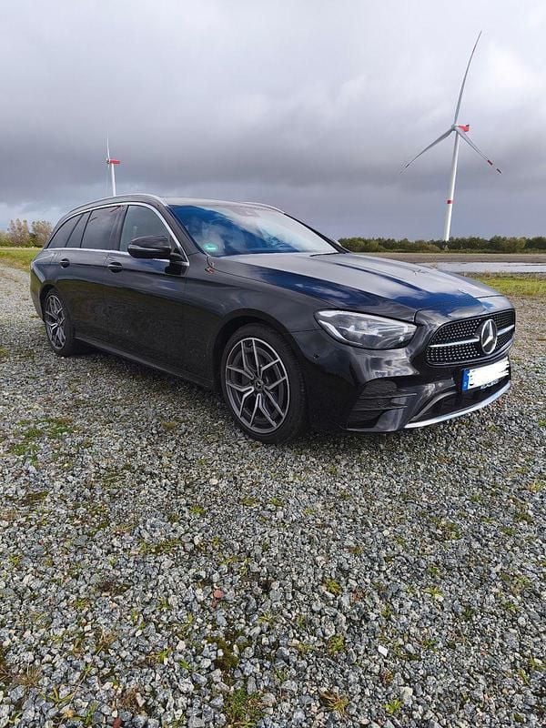 Schwarz Gebraucht 2023 Mercedes E220 AMG line Kombi | 36.450 € (Superpreis) - Bild 1/4
