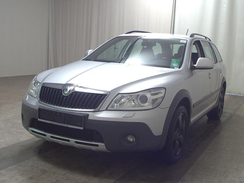 Gebraucht Skoda Octavia 140 PS (102 kW) 2012 Brilliant silber metallic Kombi
