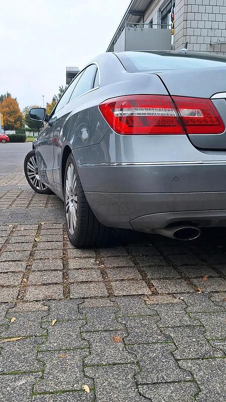 Gebraucht Mercedes E250 204 PS (150 kW) 2009 Grau Coupé
