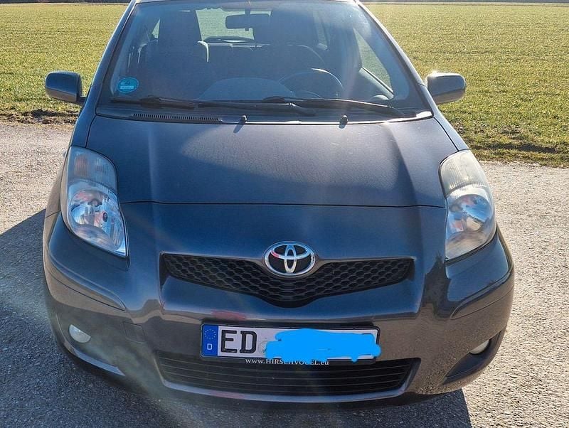 Gebraucht Toyota Yaris 99 PS (72 kW) 2011 Grau Kleinwagen
