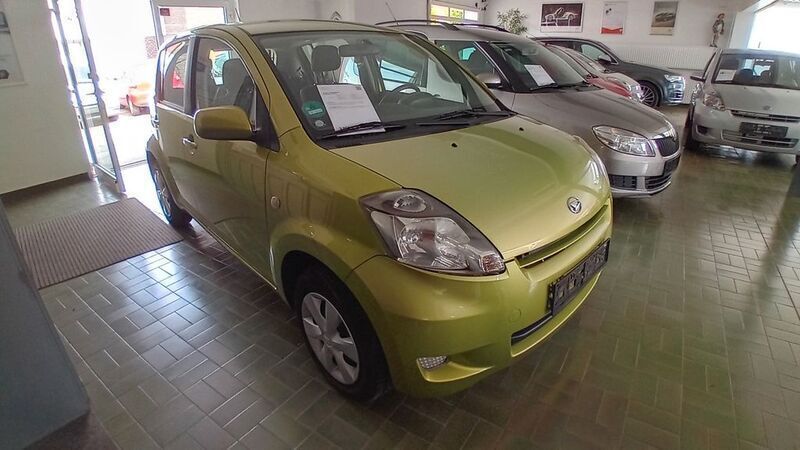 Gold Gebraucht 2010 Daihatsu Sirion Kleinwagen | 3.990 € (Etwas zu teuer) - Bild 1/4