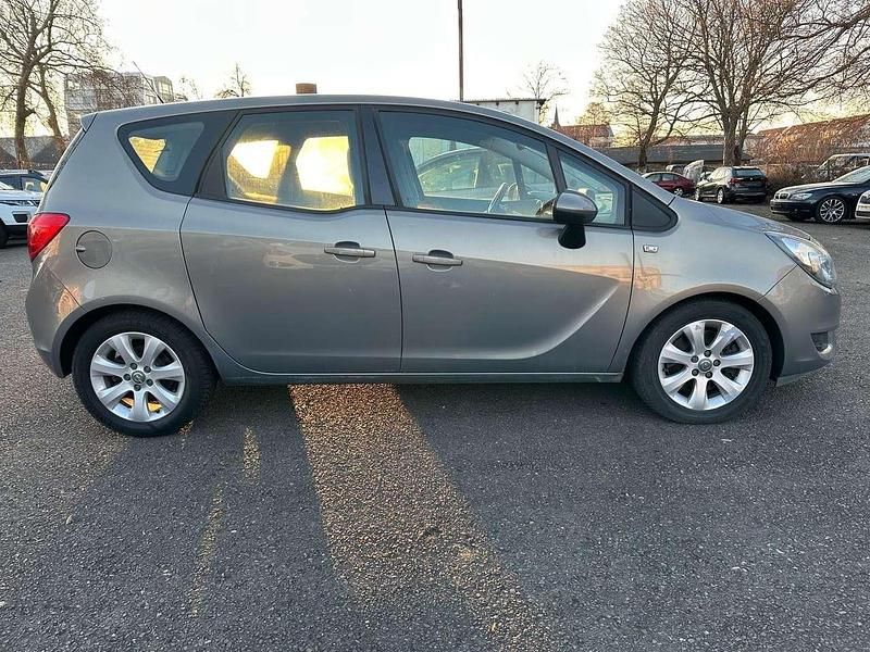 Gebraucht Opel Meriva Edition 95 PS (69 kW) 2014 Muskatgrau/muskat braun(m2) Van / Kleinbus
