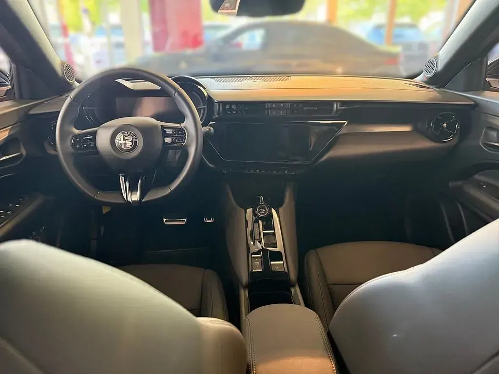 Neu Alfa Romeo Junior Edizione Speciale 114 kW (156 PS) 2025 Rot SUV