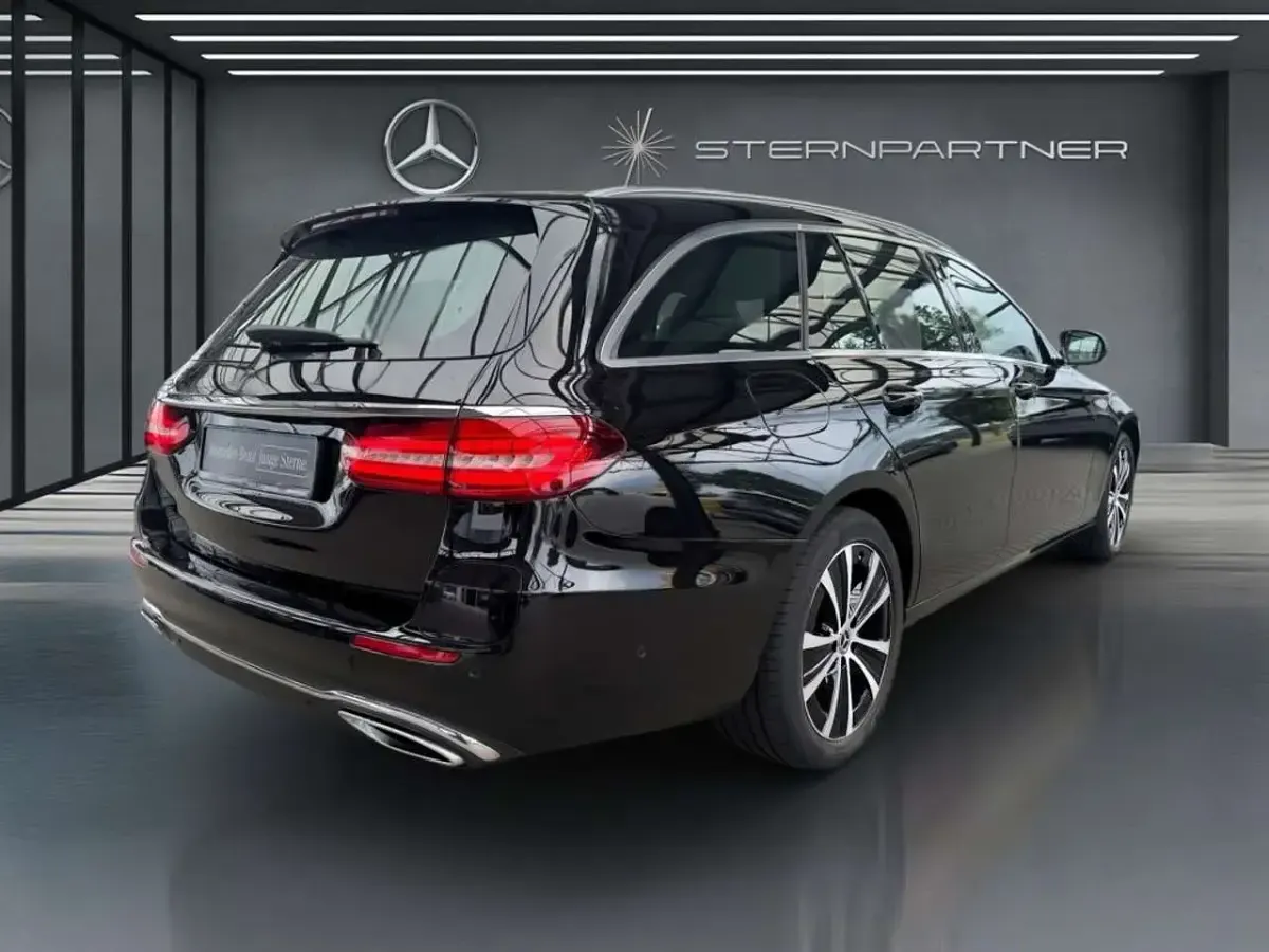 Gebraucht Mercedes E300 Avantgarde 211 PS (155 kW) 2023 Schwarzlack obsidianschwarz Kombi