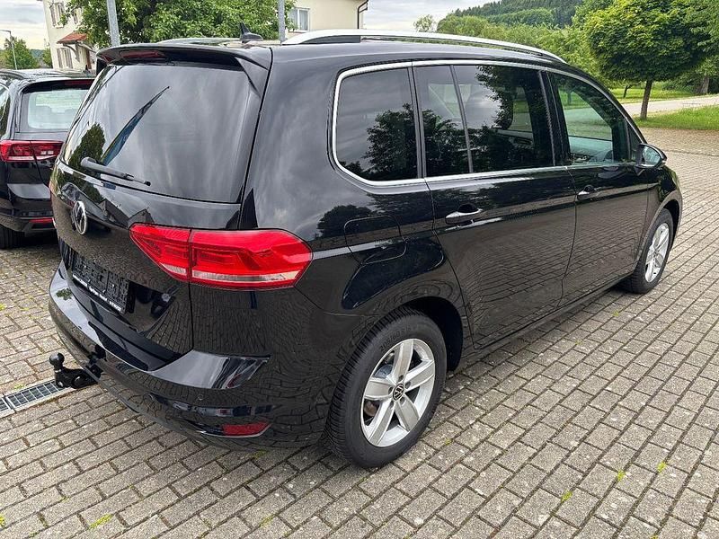 Gebraucht VW Touran Highline 150 PS (110 kW) 2021 Deep black perleffekt Van / Kleinbus
