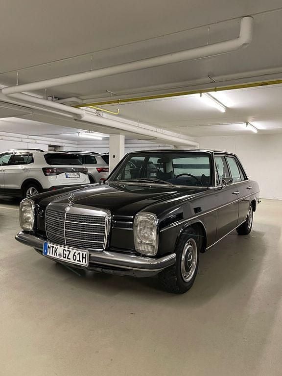 Schwarz Gebraucht 1975 Mercedes W115 Limousine | 15.995 € - Bild 1/4