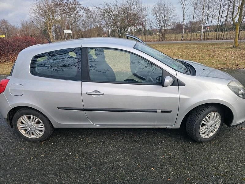Gebraucht Renault Clio III 88 PS (64 kW) 2006 Silber Kleinwagen