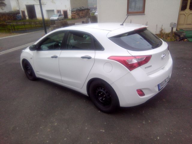 Gebraucht Hyundai i30 99 PS (72 kW) 2014 Weiß Limousine