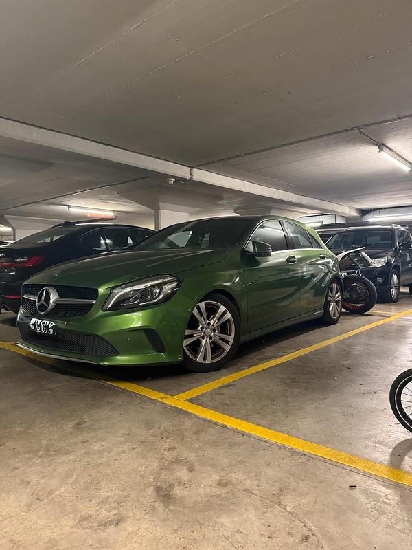 Grün Gebraucht 2016 Mercedes A180 Limousine | 10.700 € (Superpreis) - Bild 1/4