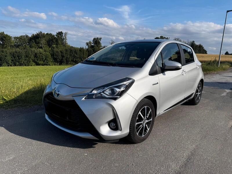 Silber Gebraucht 2018 Toyota Yaris Hybrid Team Kleinwagen | 14.200 € (Guter Preis) - Bild 1/4