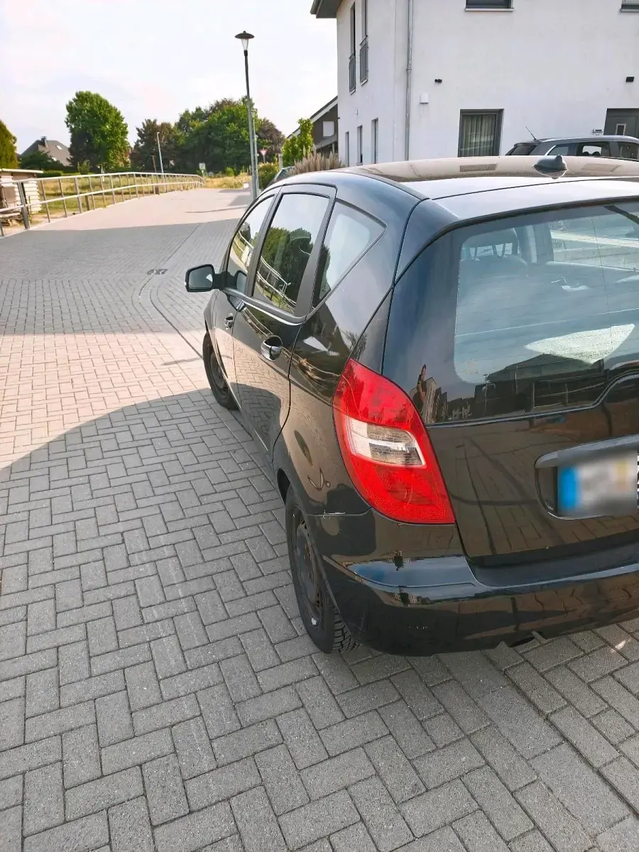 Gebraucht Mercedes A180 109 PS (80 kW) 2010 Schwarz Limousine