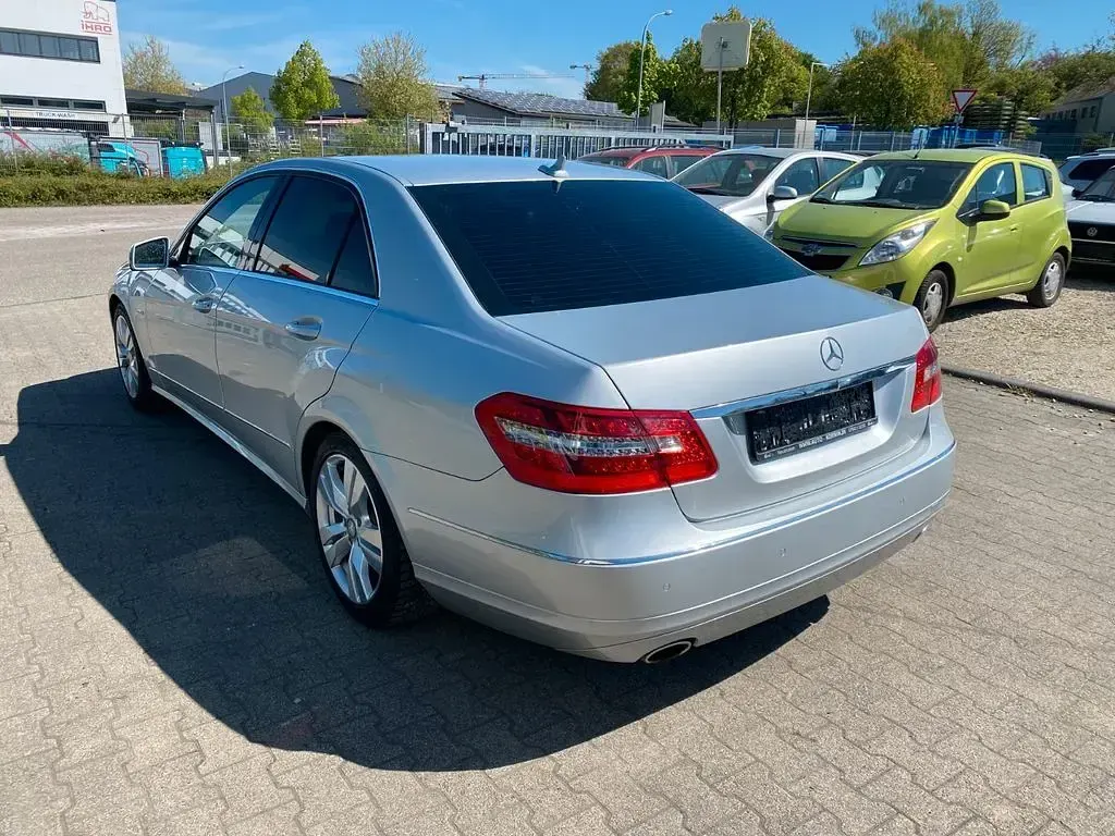 Gebraucht Mercedes E300 231 PS (169 kW) 2011 Iridiumsilber Limousine