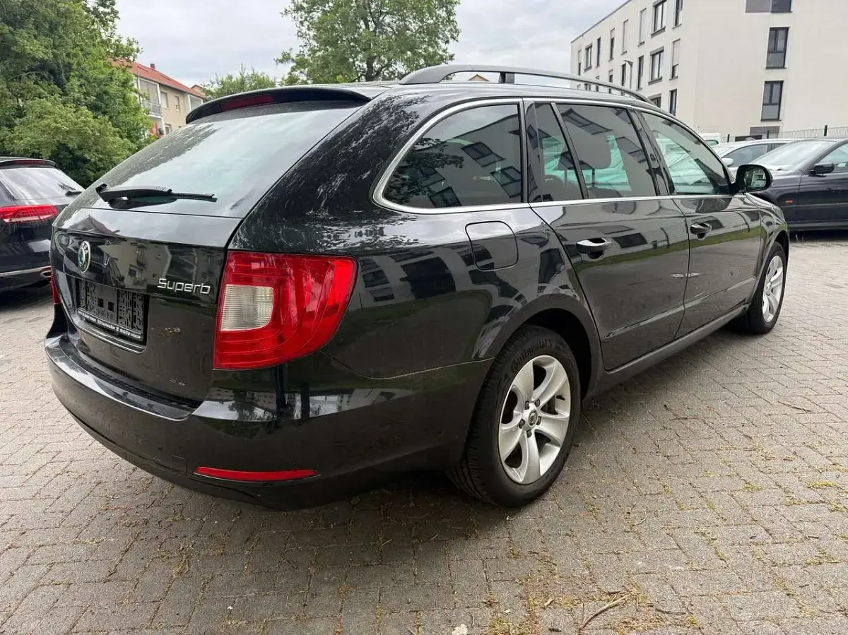 Gebraucht Skoda Superb Ambition 140 PS (102 kW) 2011 Schwarzmagic perleffekt Kombi