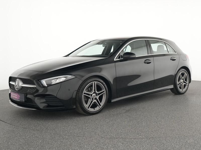 Nachtschwarz Gebraucht 2020 Mercedes A180 AMG line Limousine | 21.189 € (Guter Preis) - Bild 1/4
