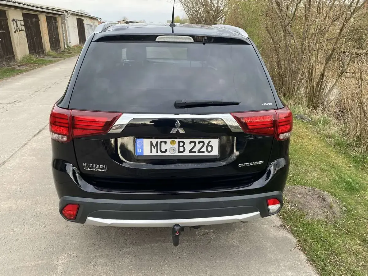 Gebraucht Mitsubishi Outlander Plus 150 PS (110 kW) 2017 Schwarz SUV