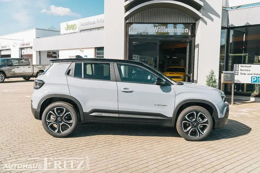 Occasion Jeep Avenger Summit 101 ch (74 kW) 2025 Gris SUV
