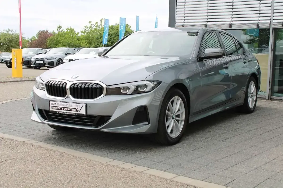 Gebraucht BMW 320 184 PS (135 kW) 2025 Skyscraper grau metallic Limousine