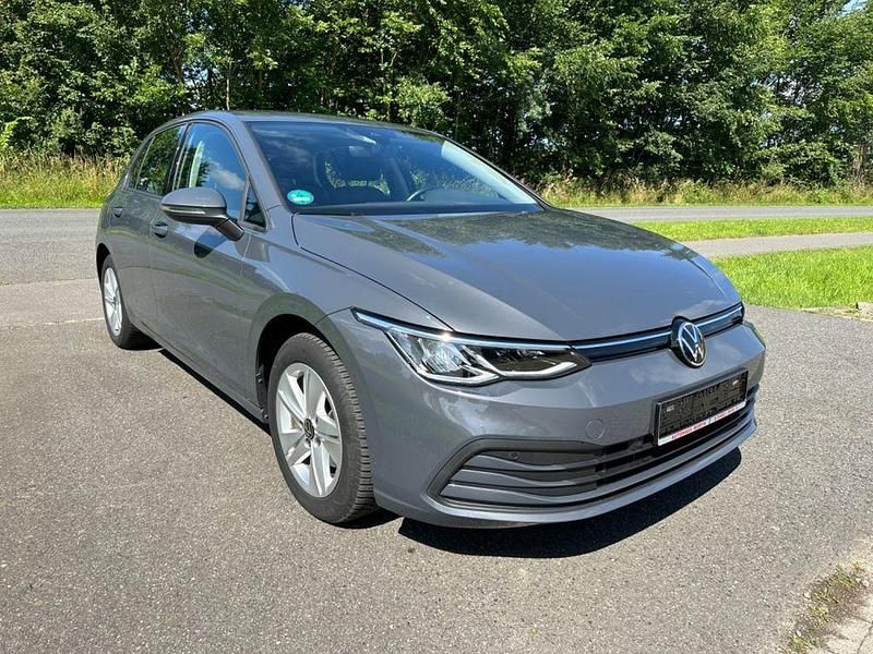 Gebraucht VW Golf VIII Life 131 PS (96 kW) 2022 Grau Limousine