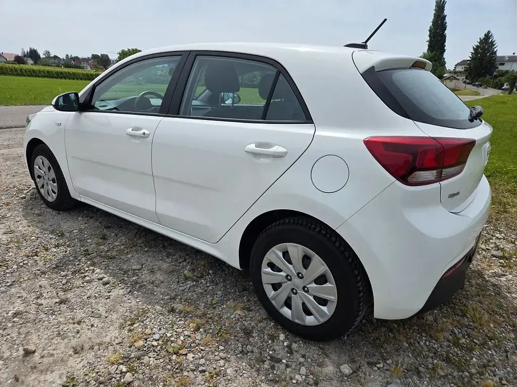 Używany Kia Rio 84 KM (61 kW) 2022 Biały Sedan/Limuzyna
