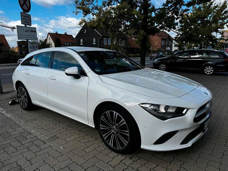 Weiß Gebraucht 2019 Mercedes CLA220 Shooting Brake Kombi | 23.299 € (Fairer Preis) - Bild 1/4