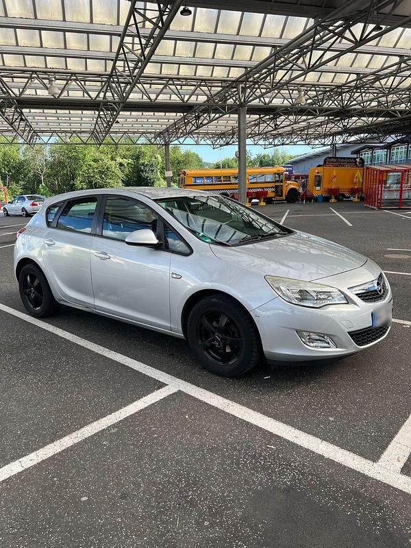 Gebraucht Opel Astra Design Edition 116 PS (85 kW) 2010 Silber Limousine