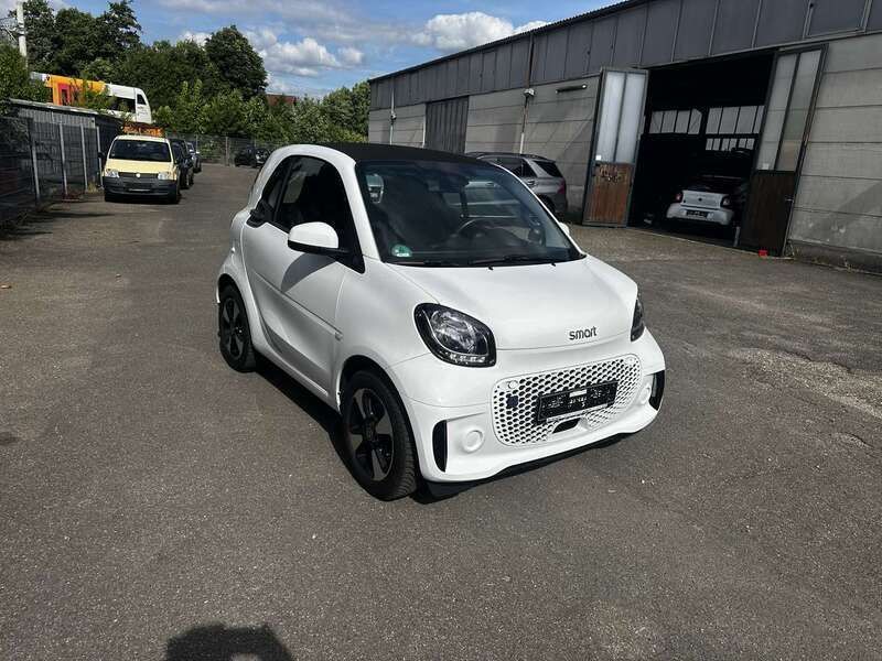 Weiss Gebraucht 2021 Smart ForTwo Electric Drive Passion Kleinwagen | 9.399 € (Guter Preis) - Bild 1/4