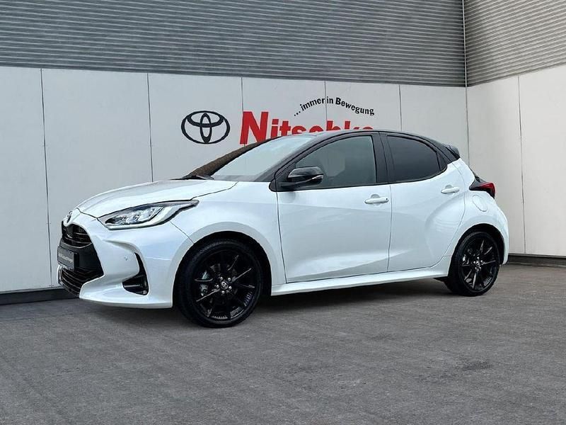 Weiß Gebraucht 2023 Toyota Yaris Hybrid Style Limousine | 24.990 € (Teuer) - Bild 1/4