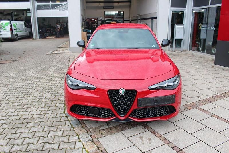 Rot Gebraucht 2023 Alfa Romeo Giulia Competizione Limousine | 36.900 € (Fairer Preis) - Bild 1/4